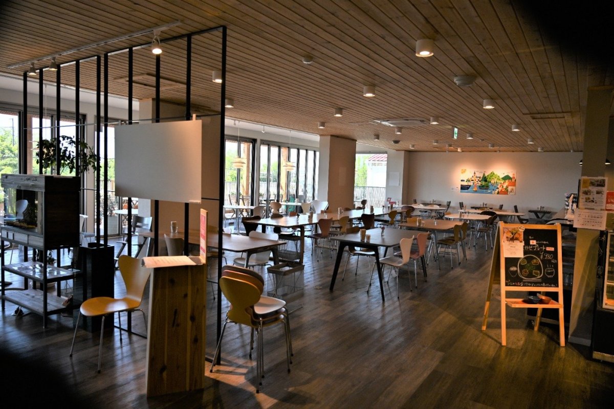 ナチュラルレストランかたやまの広い内観